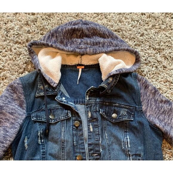 79 Free People Distressed Knit Denim Jean Jacket blue Indie Wash sz M BOHO - Picture 5 of 9